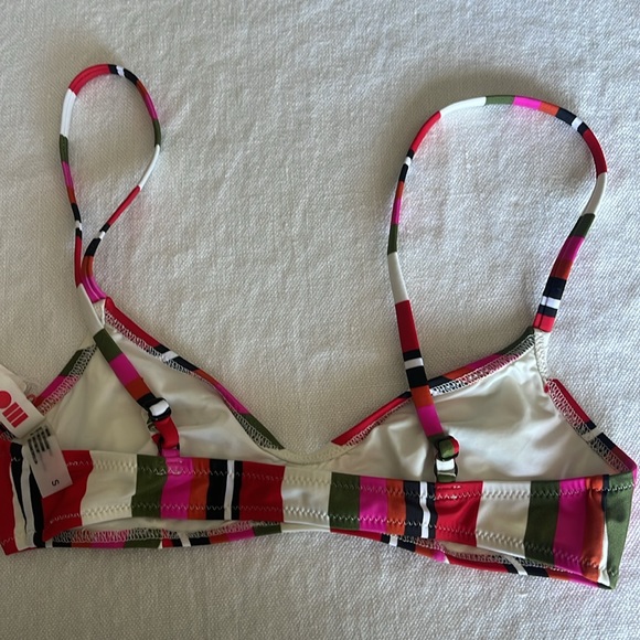 Solid and striped bikini top and bottoms size small
Top runs small - Picture 6 of 10